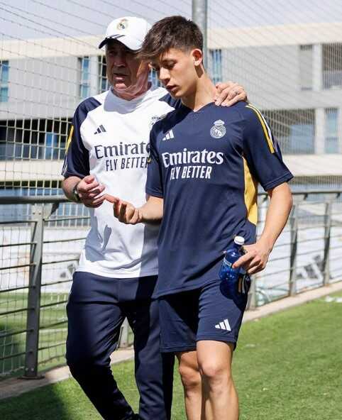 Arda Güler'in büyülediği Real Madrid'in hocası Ancelotti, taraftara seslendi: Onu çok seveceksiniz Arda Güler'in büyülediği Real Madrid'in hocası Ancelotti, taraftara seslendi: Onu çok seveceksiniz
