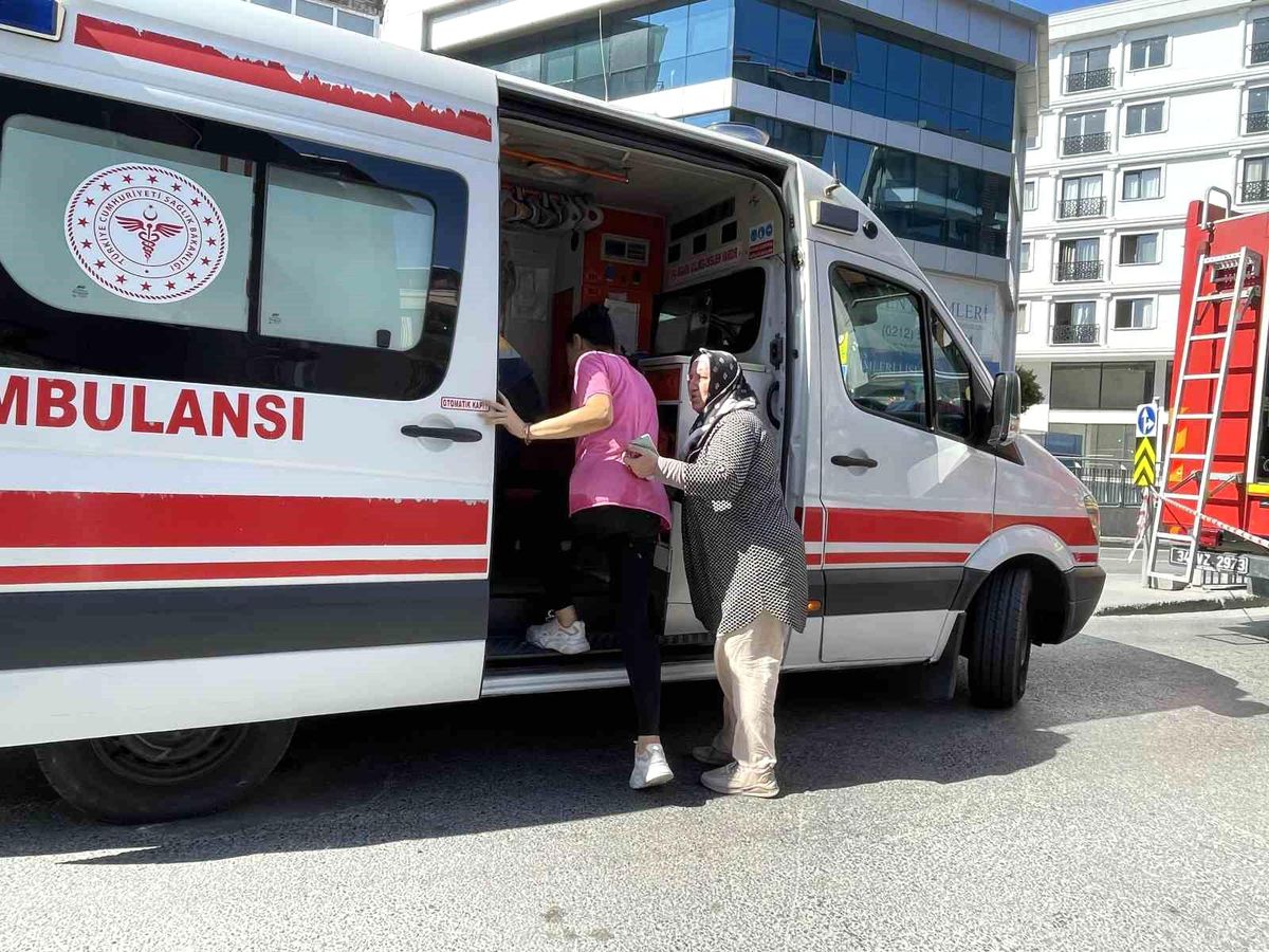 Avcılar\'da Hediyelik Eşya Dükkanında Çıkan Yangında Mahsur Kalan 3 Kişi Kurtarıldı