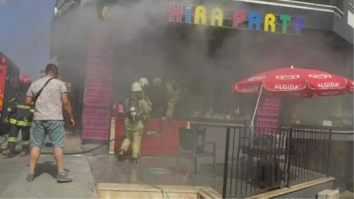 Avcılar'da bir iş yerinde yangın çıktı, 3 kişi dumandan etkilendi