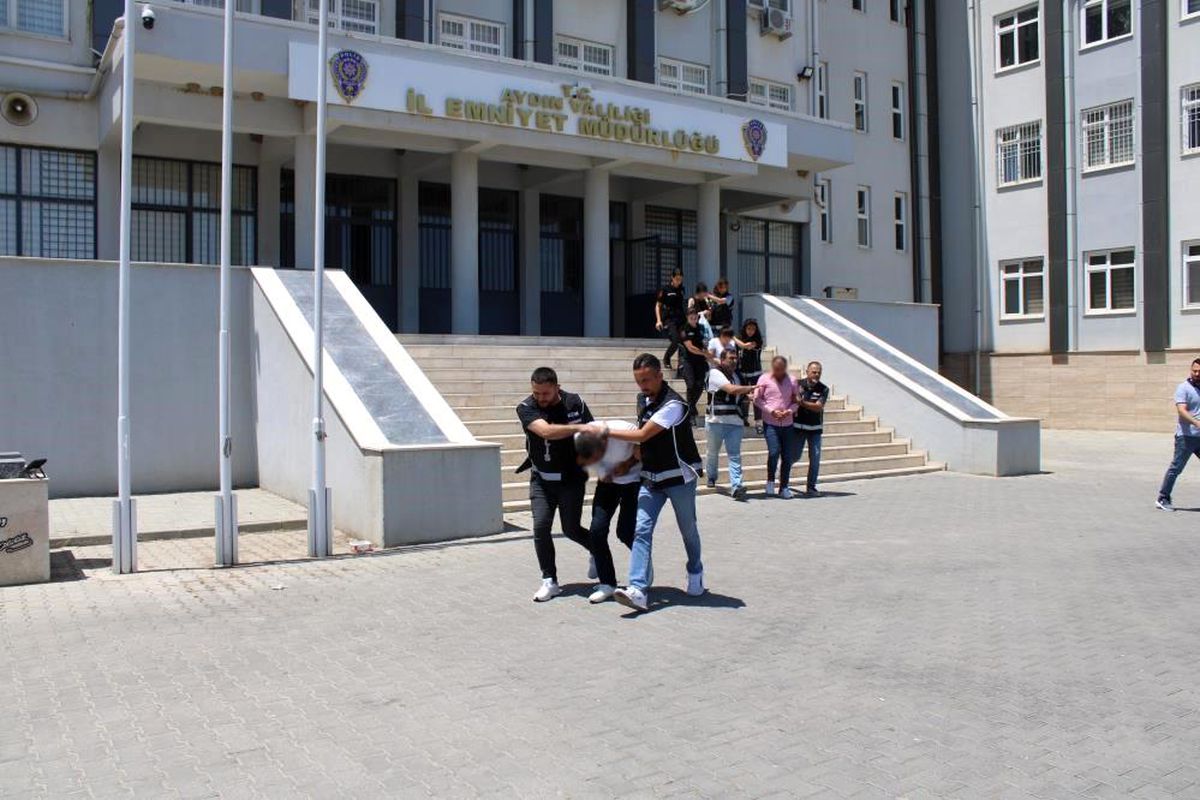 Aydın\'da faizle para verenleri kaçırıp senet imzalattılar