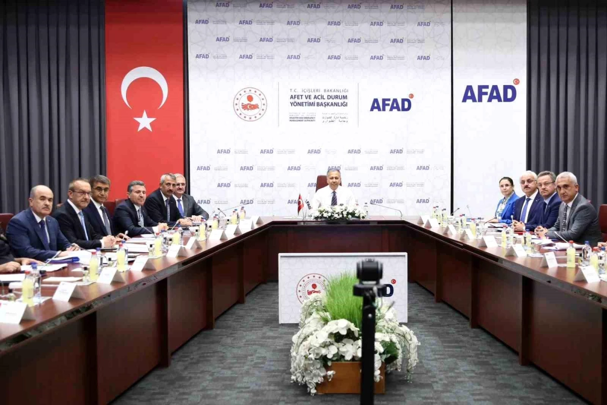 İçişleri Bakanı Ali Yerlikaya, Karadeniz Bölgesi\'ndeki sel ve su baskınlarıyla ilgili toplantı düzenledi