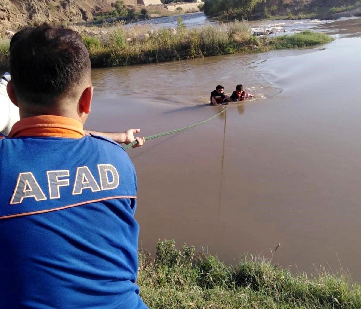 Siirt Kezer Çayı\'nda Vatandaş Suya Kapılarak Kurtarıldı