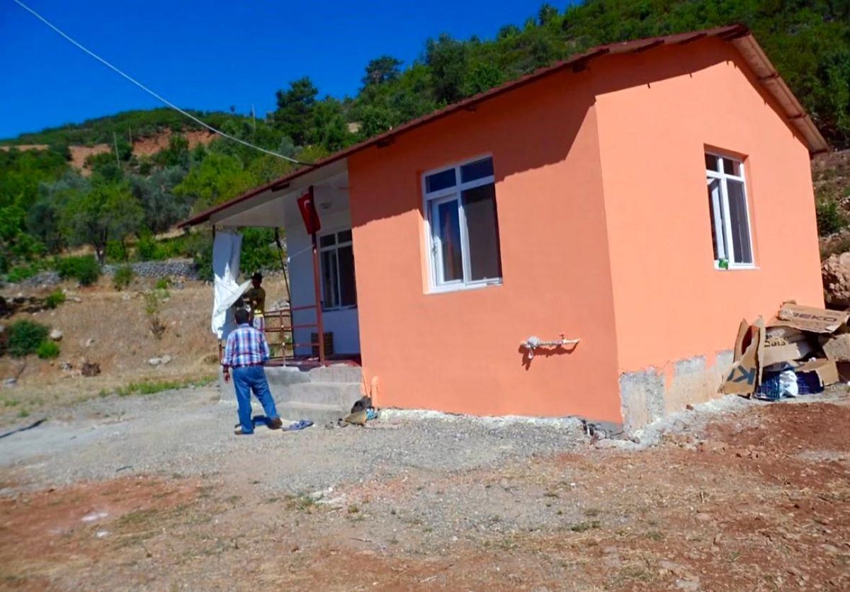 Antalya Gazipaşa\'da ihtiyaç sahiplerine yeni evler