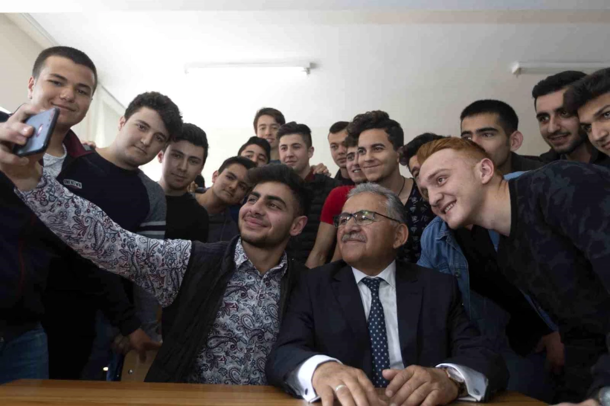 Kayseri Büyükşehir Belediye Başkanı Öğrencileri Tebrik Ederek Kayseri\'ye Davet Etti