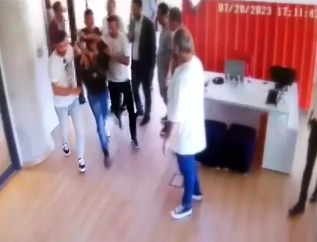 İşe alkollü geldiği için işten çıkarılan adam, elindeki bıçakla bir kadını rehin aldı