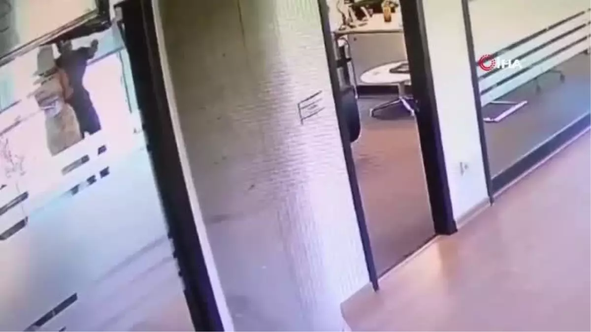 Beykoz\'da bıçaklı şahıs iş merkezinde kadını rehin aldı
