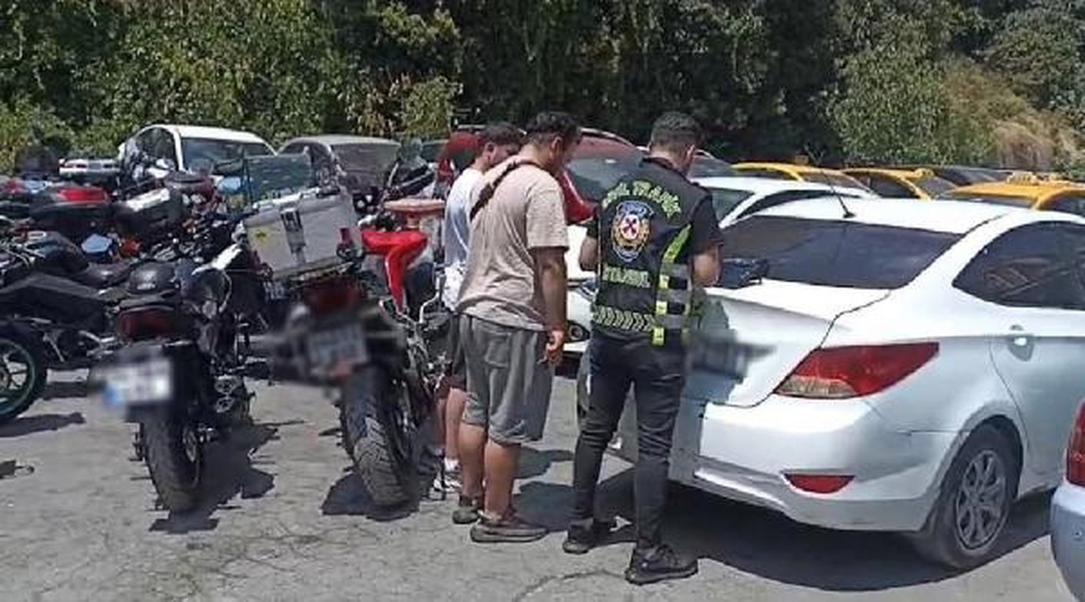 Beyoğlu\'da Kaldırımda Motosiklet Sürdüler, Cezaları Kesildi