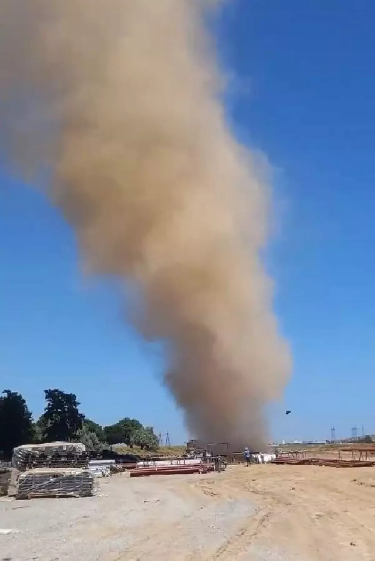 Bitlis'te bir iplik fabrikasında hortum paniği yaşandı