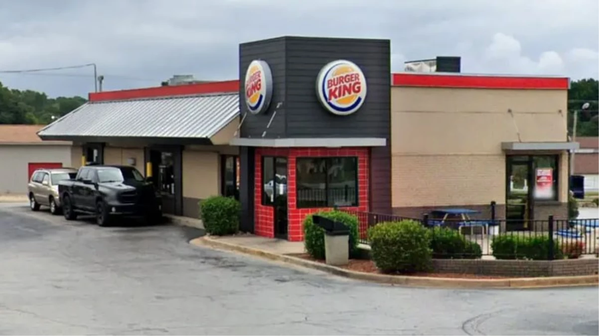 Burger King müdür yardımcısı, çöpten çıkardığı patatesleri sattığı iddiası üzerine işten kovuldu