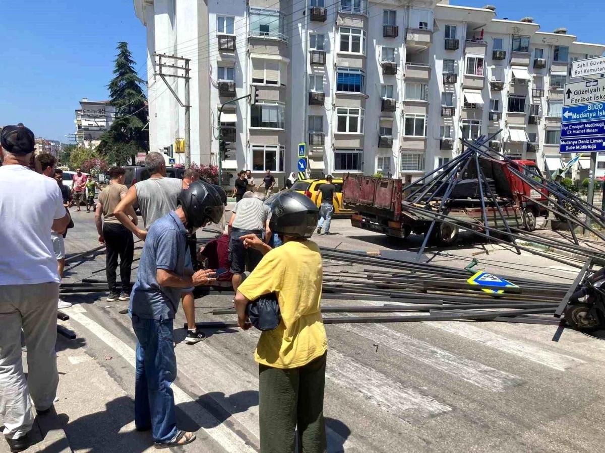Bursa\'da freni patlayan kamyon 2 araç ve 1 motosiklete çarptı