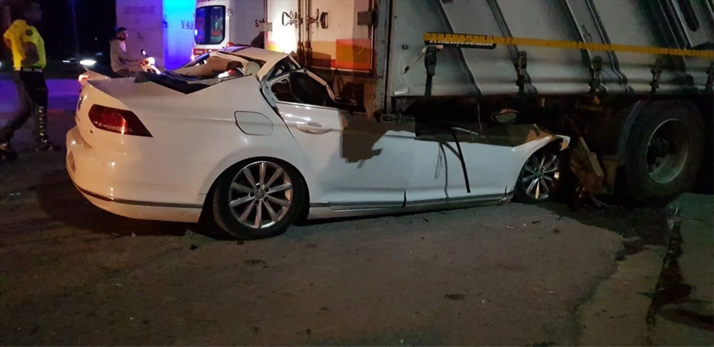 İnegöl\'de Tıra Arkadan Çarpan Otomobilin Sürücüsü Hayatını Kaybetti