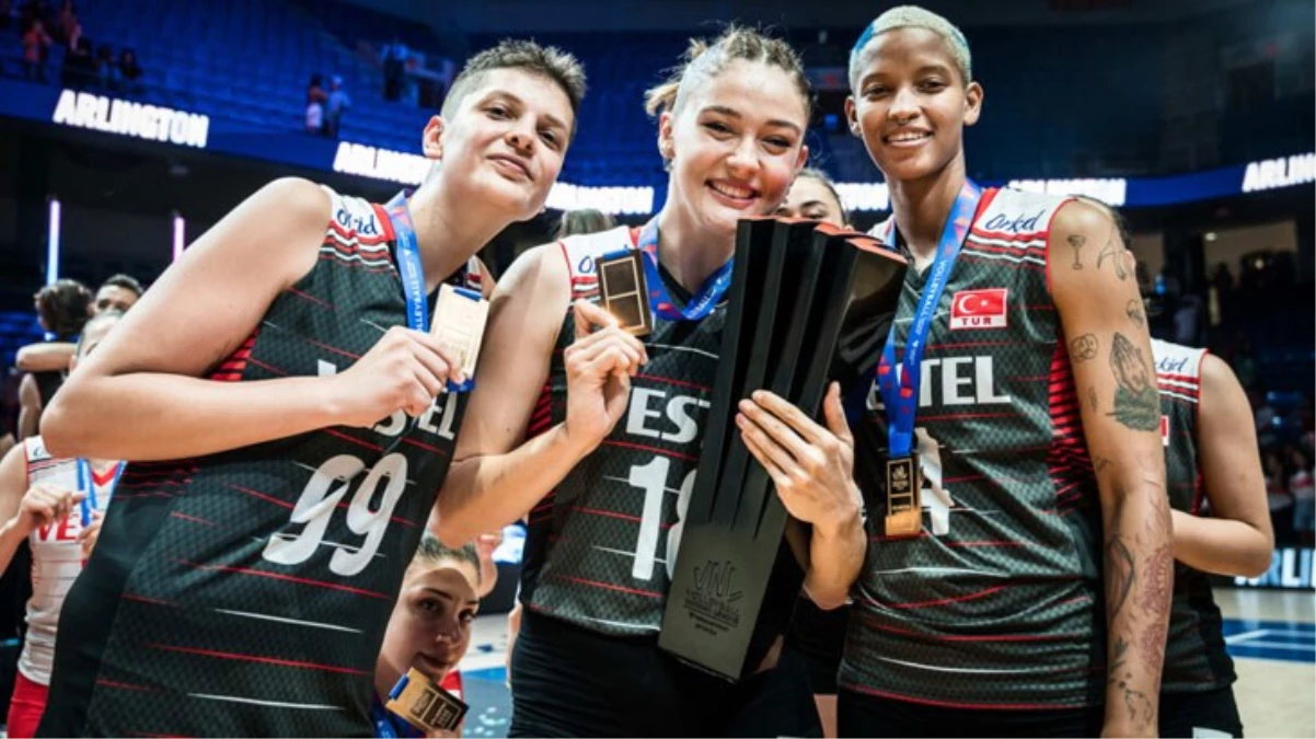 A Milli Kadın Voleybol Takımı Şampiyonluğu Şampanya Patlatarak Kutladı