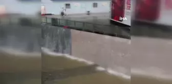 Çin'de tren istasyonu sular altında kaldı