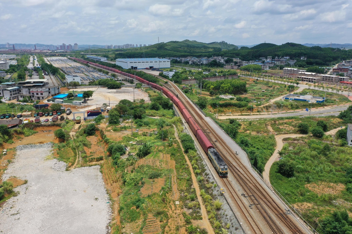 Çin\'in Liuzhou kentindeki Luorong Otomobil Lojistik Üssü\'nden çıkan yük treni