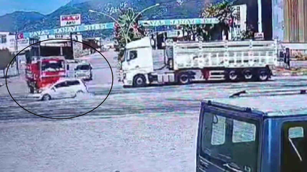 Hatay\'da Orman Yangınına Müdahale İçin Giden Araziyle Otomobil Çarpıştı: 1 Çocuk Hayatını Kaybetti