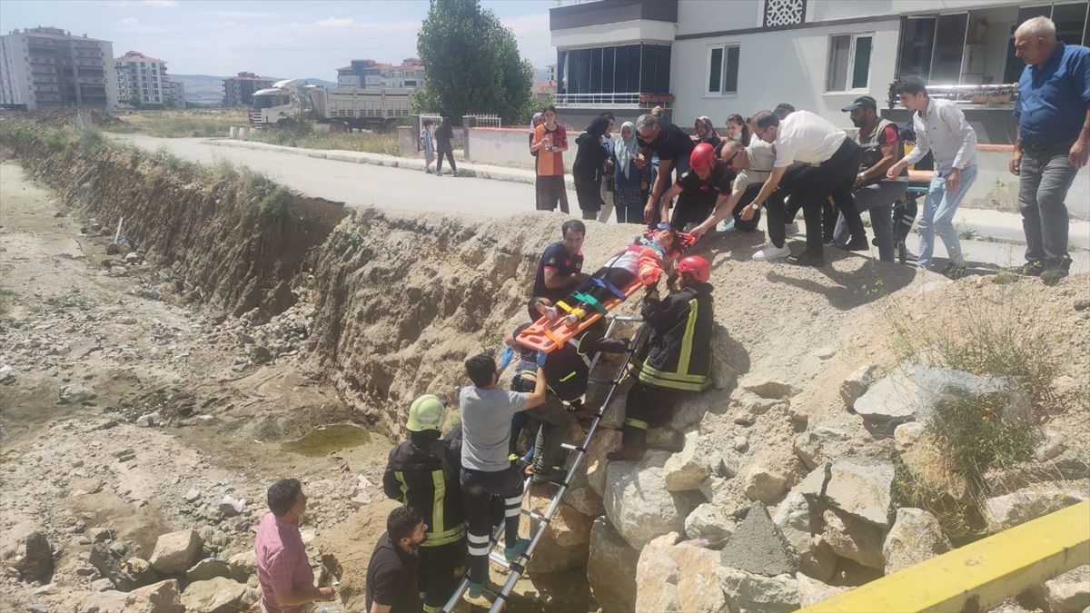 Çorum\'da bisiklet kullanırken dere yatağına düşen çocuk yaralandı