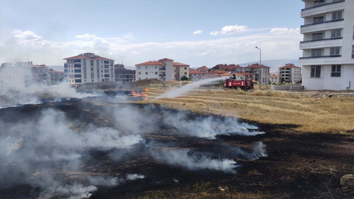 Çorum\'da tarlada çıkan anız yangını söndürüldü