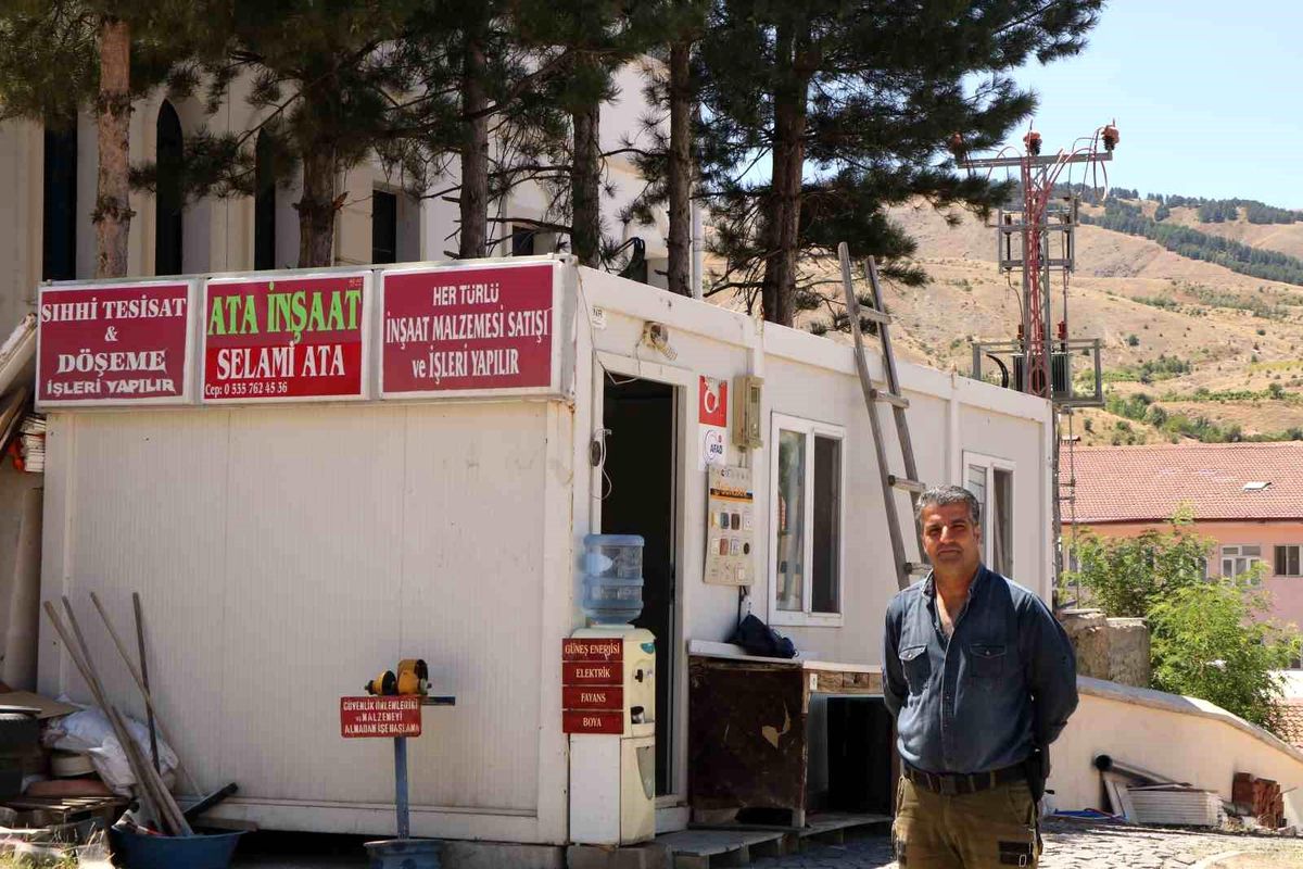 Elazığ\'da depremde hasar gören esnaf, konteynerde hizmet vermeye devam ediyor