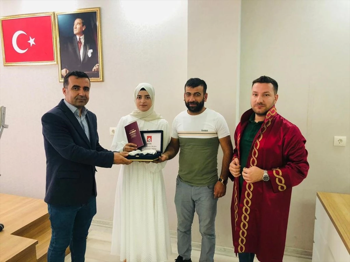 Mardin Derik Belediyesi Yeni Evlenen Çiftlere Hediye Veriyor