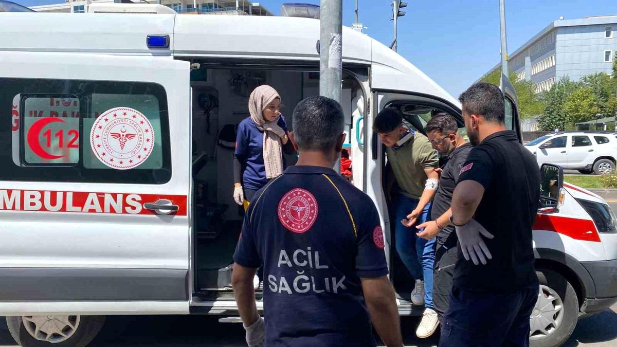 Diyarbakır\'da üç aracın karıştığı kazada 3 kişi yaralandı
