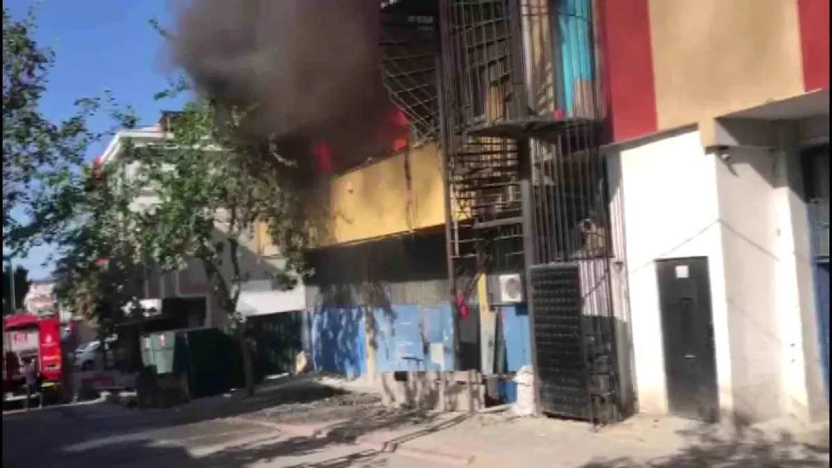 Ümraniye\'de İş Yerinde Çıkan Yangın Söndürüldü