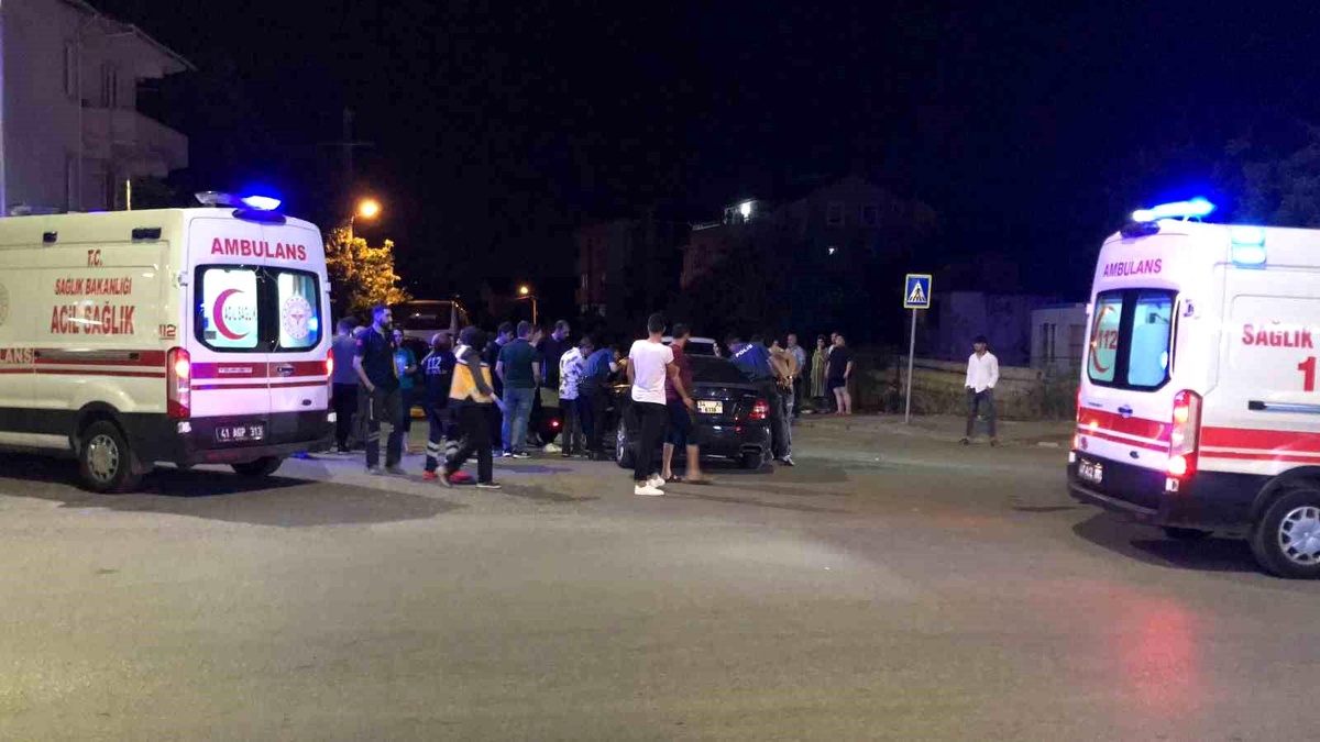 Kocaeli\'de düğün konvoyuna otomobil engeli: Kavga çıktı