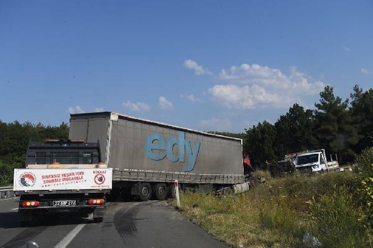 Keşan\'da TIR, arı kovanı yüklü kamyonetlere çarptı: 4 ölü, 1 yaralı