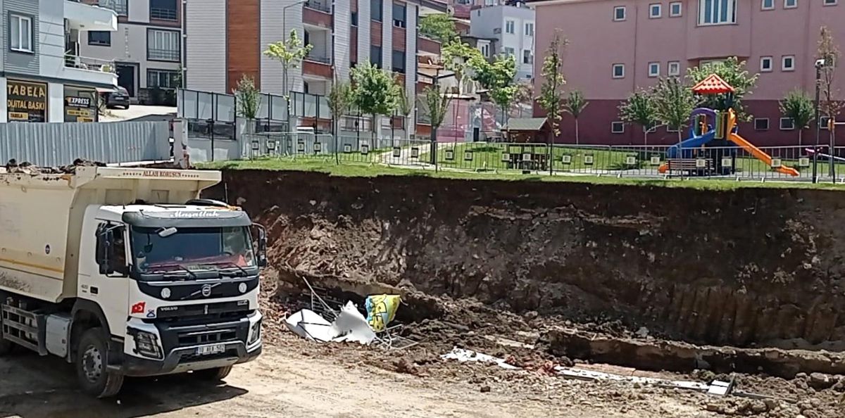 Edremit\'te inşaat çalışması sonrası anaokulu duvarı çöktü