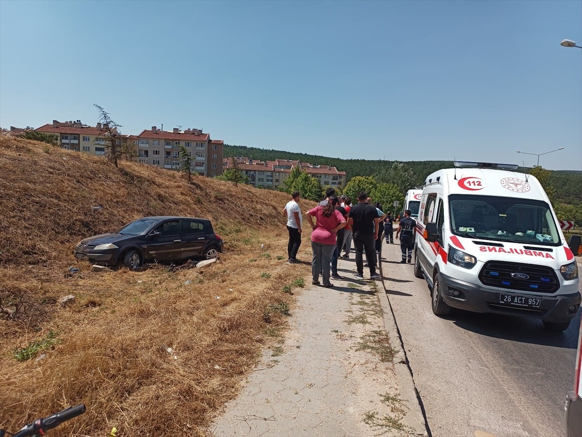 Eskişehir\'de Kontrolden Çıkan Otomobil Anne ve Oğluna Çarptı