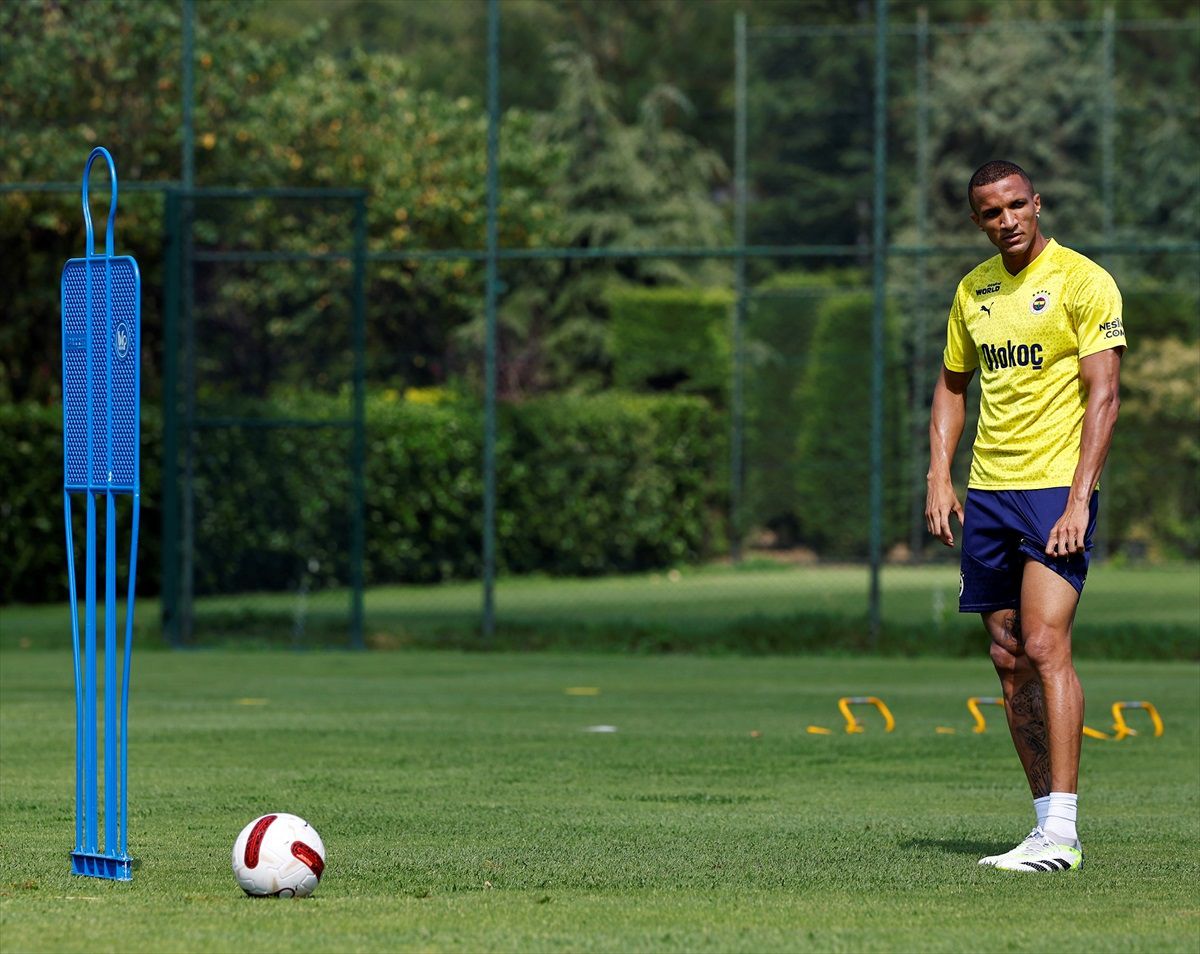 Fenerbahçe\'nin yeni transferi Rodrigo Becao ilk antrenmanına çıktı