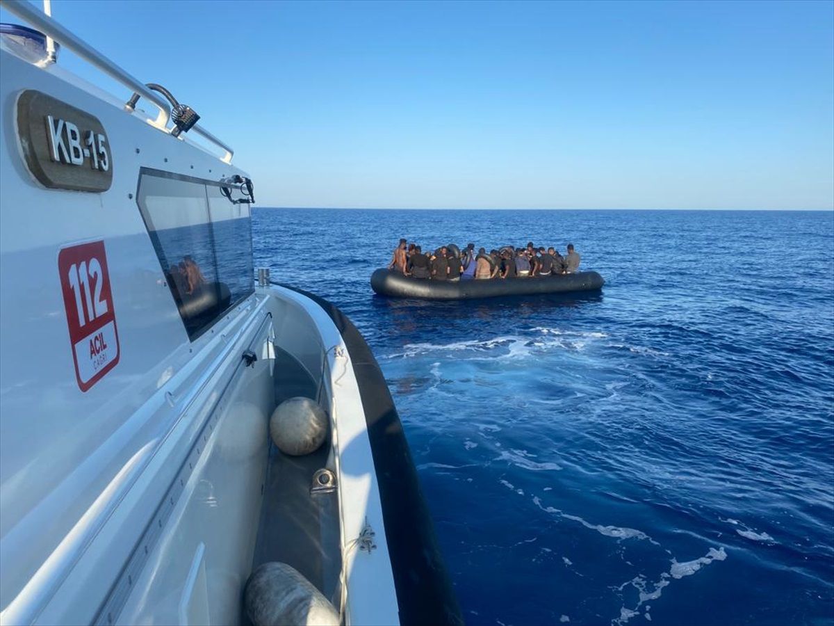 Fethiye açıklarında lastik botta yakalanan 42 düzensiz göçmen karaya çıkarıldı