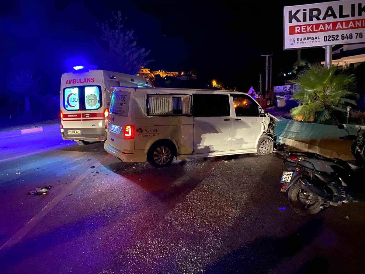 Fethiye\'de minibüs ile kamyonet çarpıştı: Sürücüler yaralandı