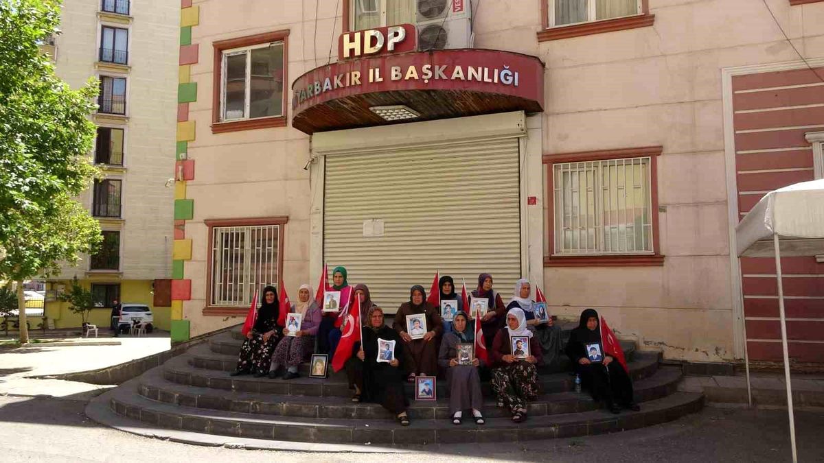 Ailelerin evlat nöbeti sıcak havaya rağmen devam ediyor