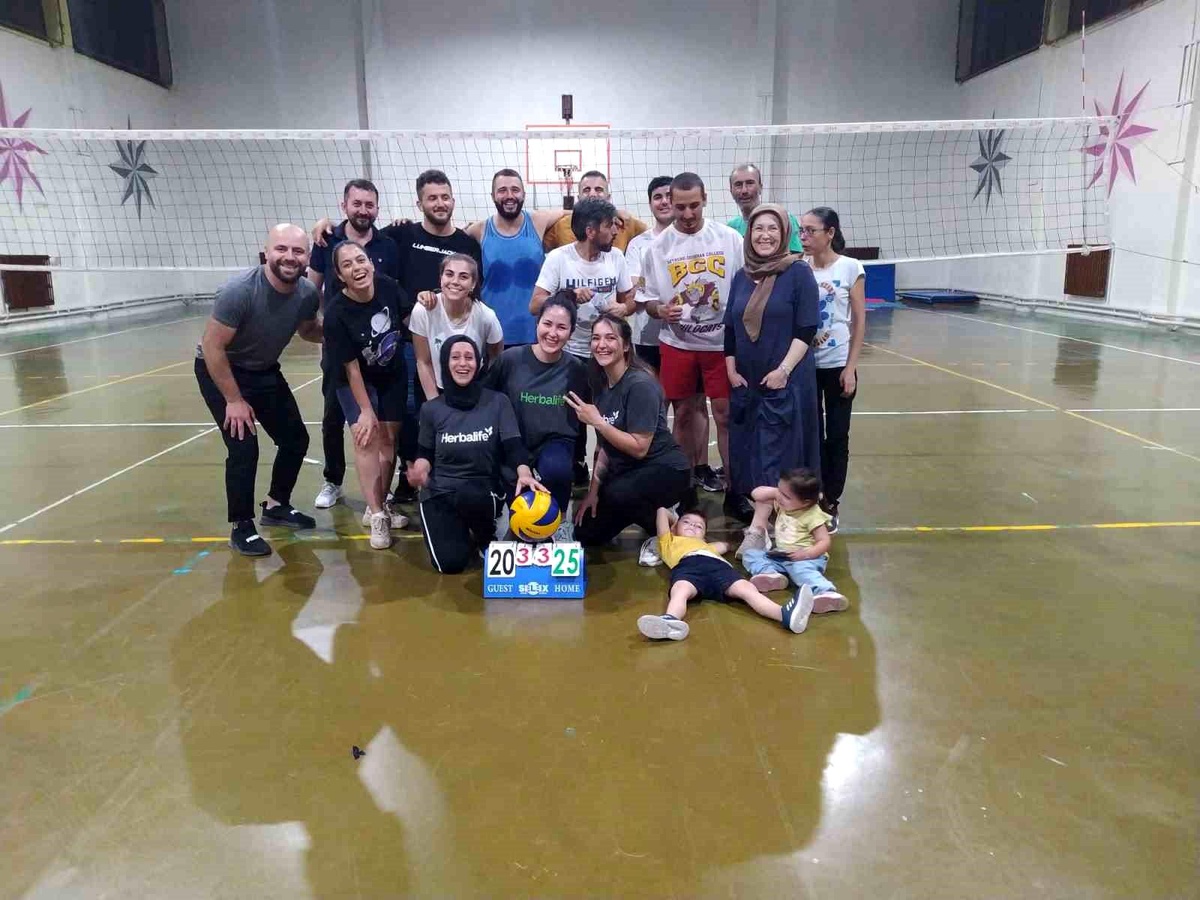Eskişehir\'de Vatandaşlar İçin Voleybol Organizasyonu