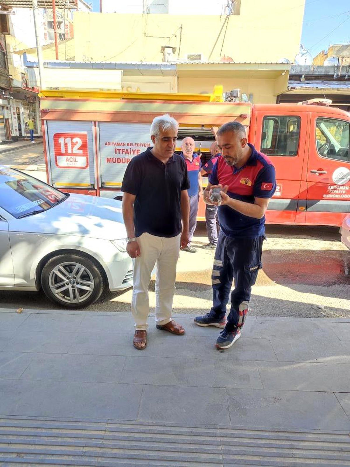 Adıyaman\'da Kuyumcunun Duvarına Sıkışan Yavru Kedi İtfaiye Tarafından Kurtarıldı