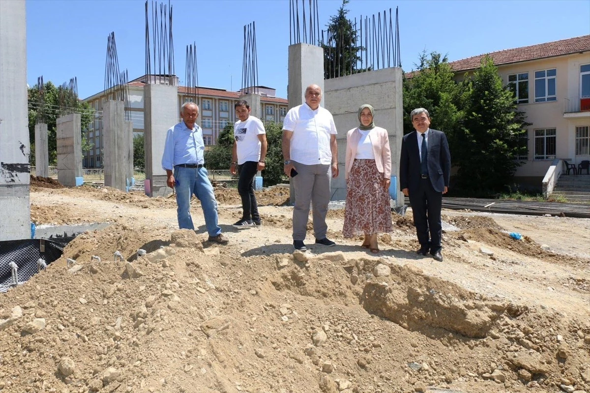 Amasya İl Milli Eğitim Müdürü Mehmet Türkmen, Gümüşhacıköy ilçesindeki anaokulu inşaatını inceledi
