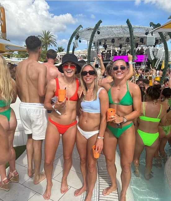 İrlandalı futbolcu, eski kız arkadaşıyla tatil fotoğrafları paylaşan rakibini maç öncesi elini sıkmadı İrlandalı futbolcu, eski kız arkadaşıyla tatil fotoğrafları paylaşan rakibini maç öncesi elini sıkmadı