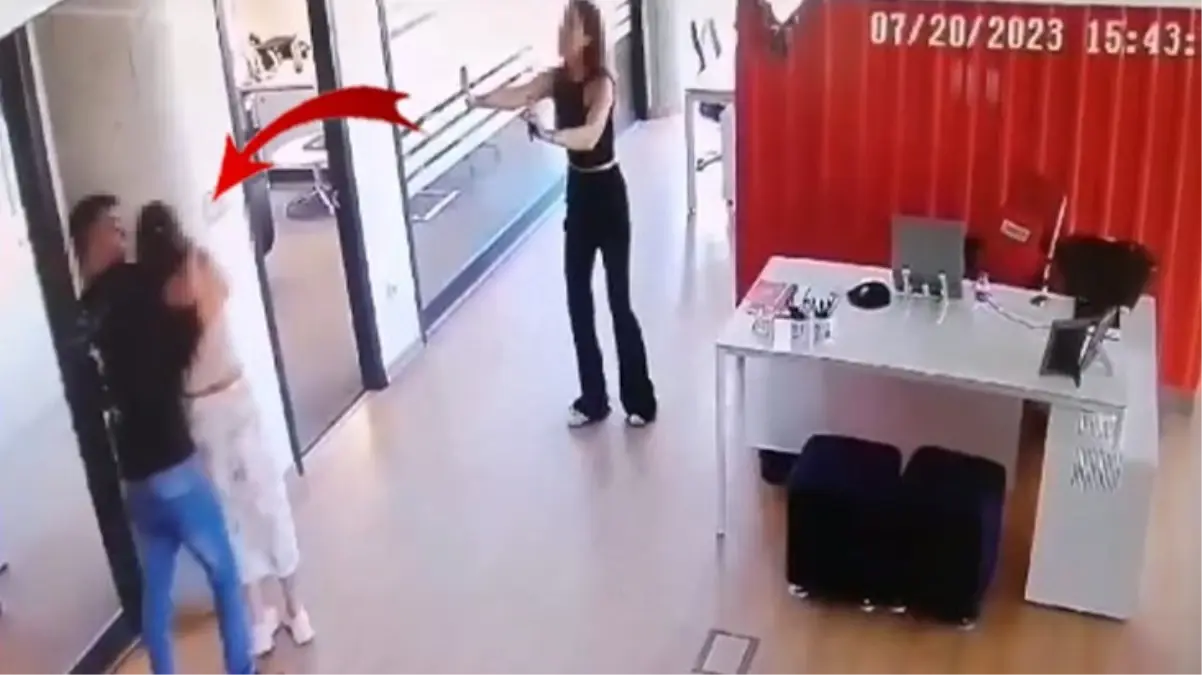 Beykoz\'da bıçaklı saldırgan iş merkezinde kadını rehin aldı