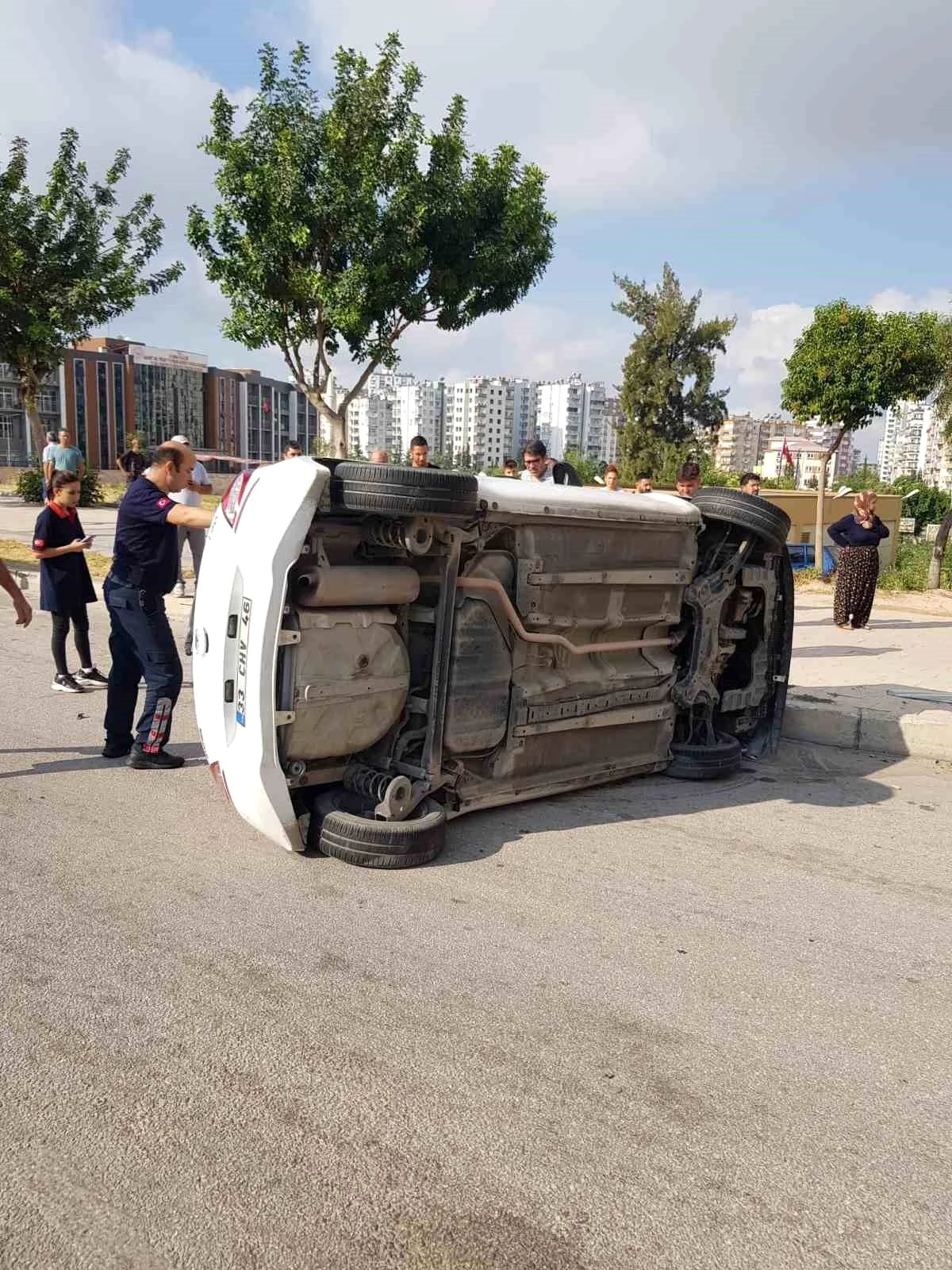 Adana\'da ıslak zeminde kayan otomobil kaldırıma çarptı, sürücü hayatını kaybetti