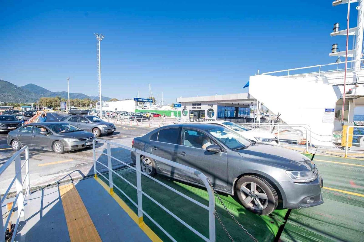 İzmir Büyükşehir Belediyesi Arabalı Vapur Ücretlerine Zam Yaptı