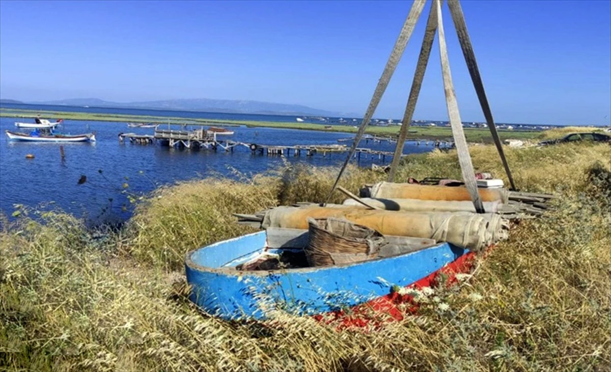 İzmir\'de Kaçak Su Ürünleri Avcılığında 2 Tekneye El Konuldu