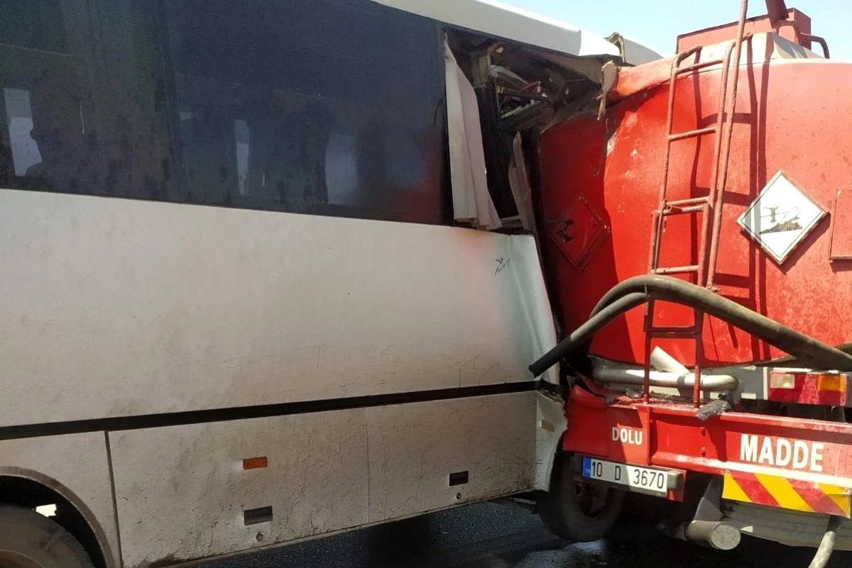 İzmir\'de maden işçilerini taşıyan servis minibüsü akaryakıt tankerine çarptı: 16 yaralı