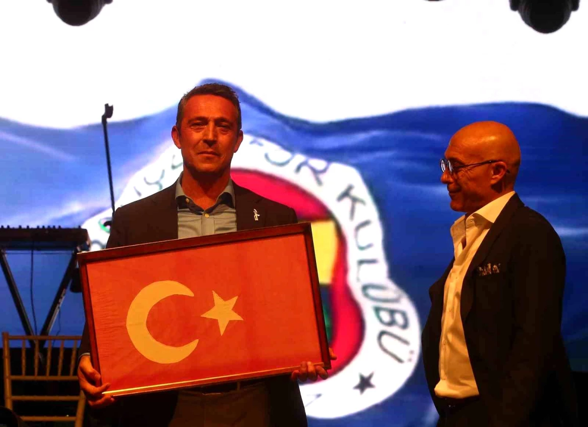 Fenerbahçe Başkanı Ali Koç\'a Kurtuluş Savaşı dönemine ait Türk Bayrağı hediye edildi
