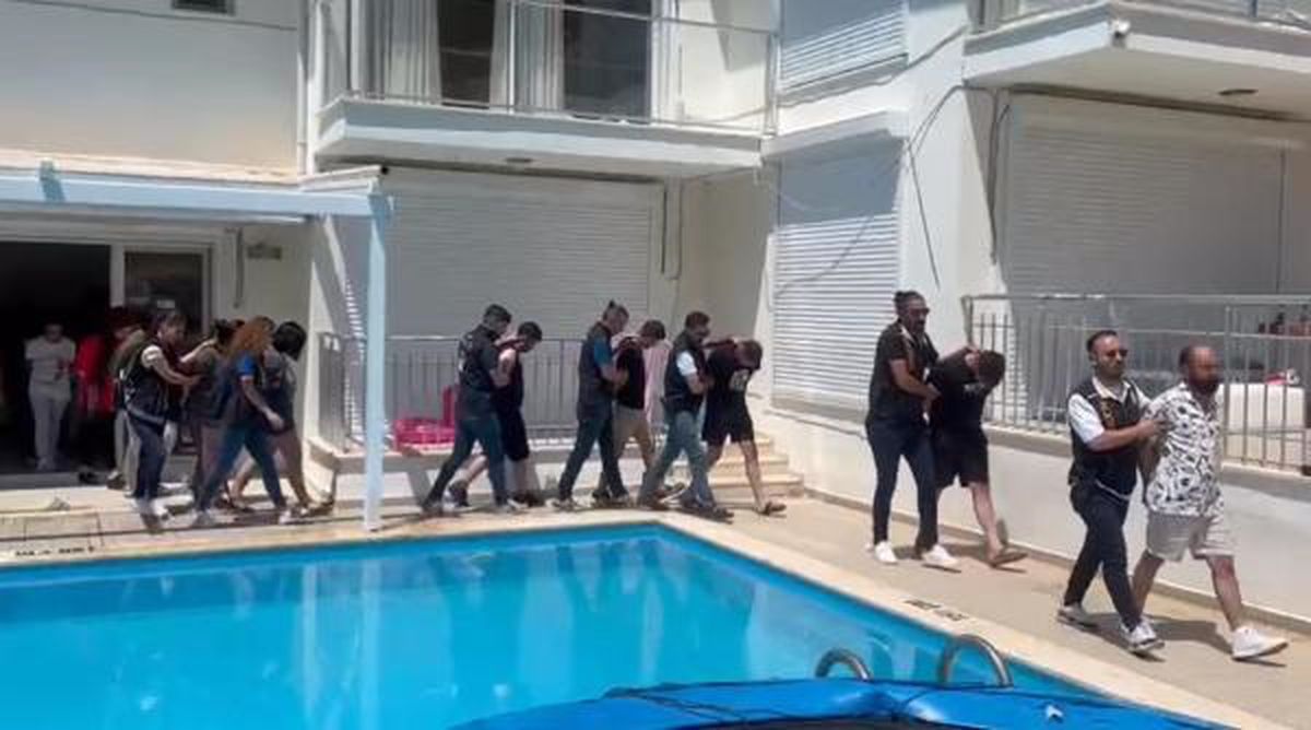 İzmir\'de Vize Dolandırıcılığı Operasyonu: 70 Gözaltı