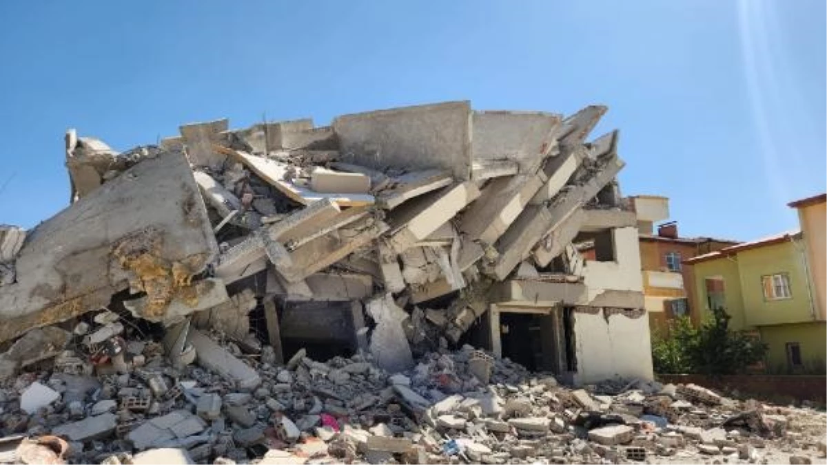 Elbistan\'da 4 Büyüklüğündeki Depremde Ağır Hasarlı Bina Yıkıldı