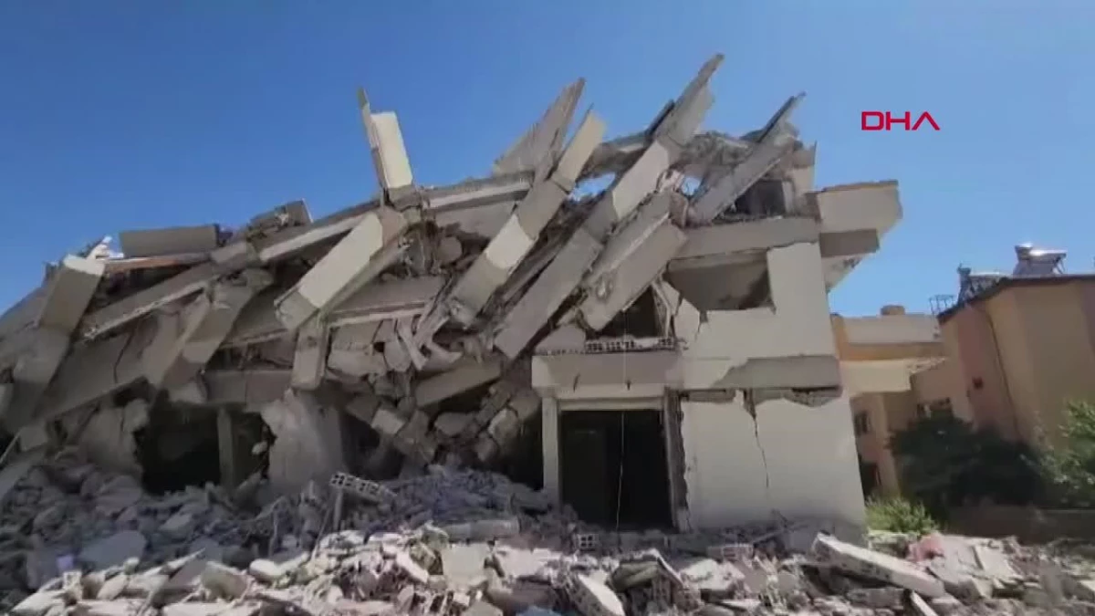 Elbistan\'da 4 Büyüklüğündeki Depremde Ağır Hasarlı Bina Yıkıldı