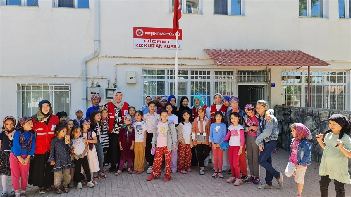Kırşehir Kızılay Şubesi, yaz Kur\'an kurslarındaki öğrencileri ziyaret etti