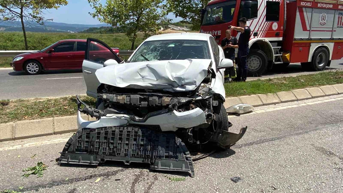 İzmit\'te kontrolden çıkan araç karşı şeride geçti: 3 kişi yaralandı