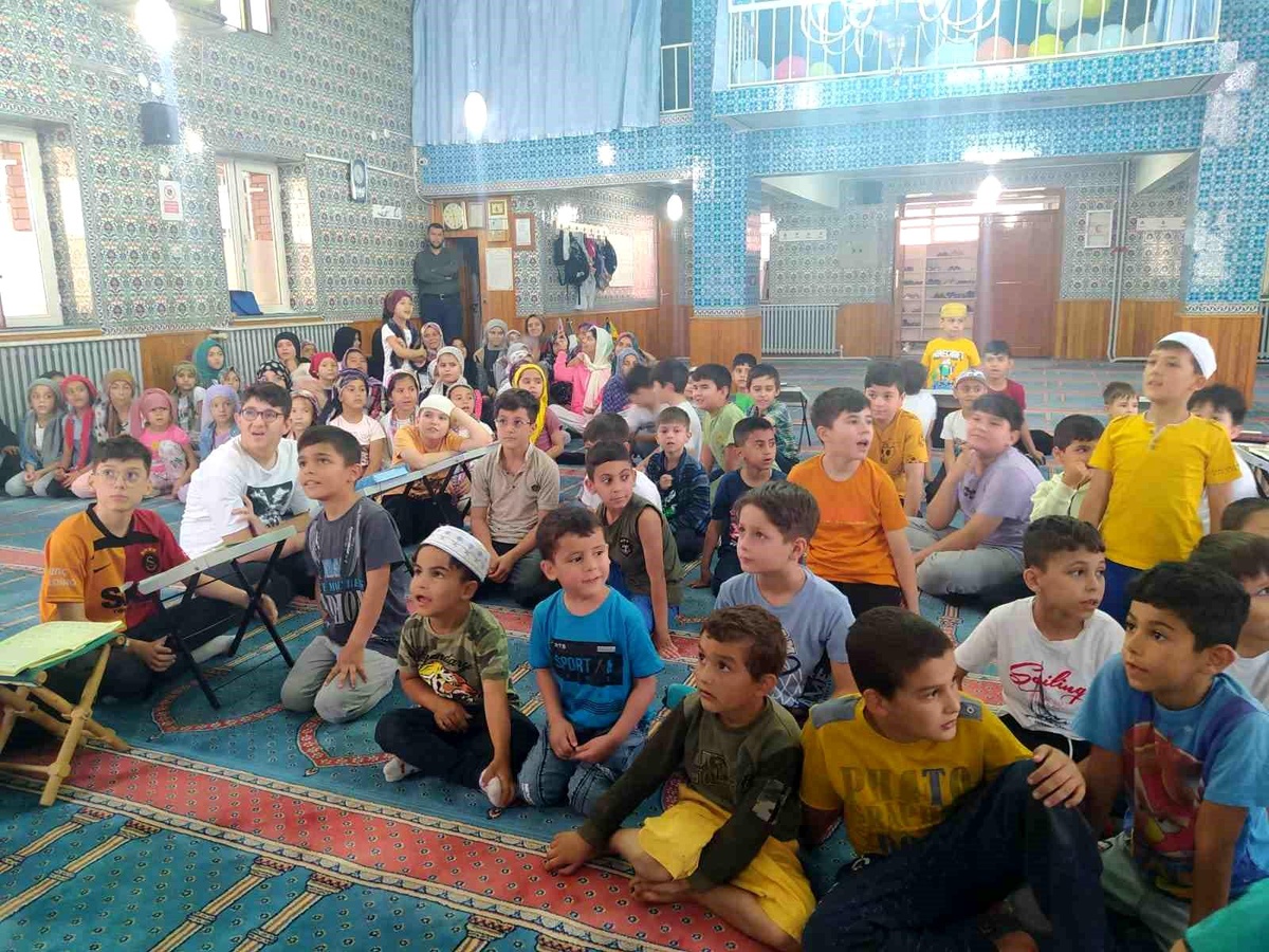 Cami İmamı, Kur\'an Kursuna Gelen Çocuklara İkramlarda Bulunuyor