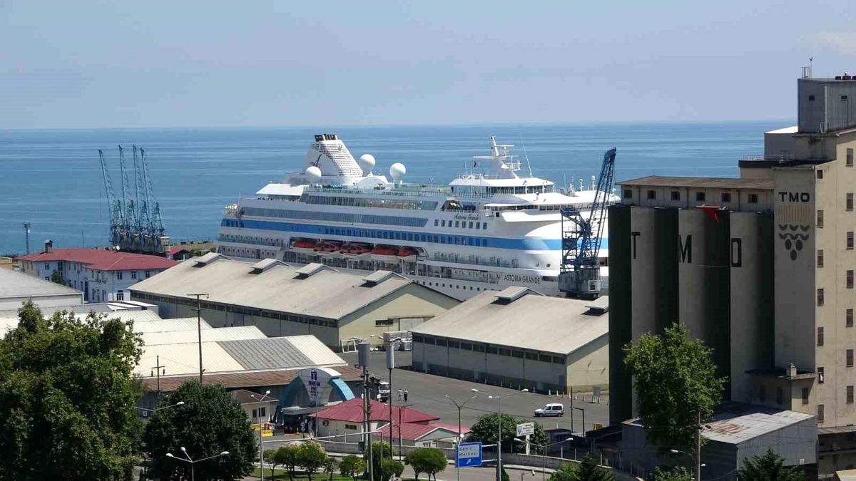 Trabzon Limanı, turizm sezonunda kruvaziyer gemisini ağırladı